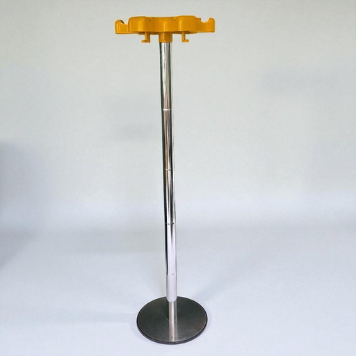 Perchero Velca VIP – diseñado por Roberto Lucchi y Paolo Orlandini – Italia, años 70. Amarillo y cromado.