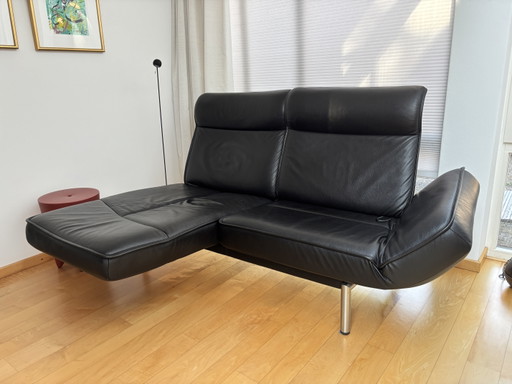 Se vende sofá De Sede DS-450/02 de 2 plazas, tapizado en cuero negro, modelo 2811, con base cromada. (photo 2 of 5)