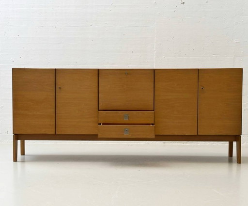 Dressoir uit het midden van de 20e eeuw met veel opbergruimte, gemaakt van beukenhout, jaren 60.