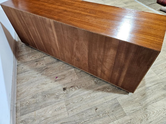 Image 1 of Icono del diseño, cómoda de teca, estilo moderno de mediados de siglo, década de 1960.