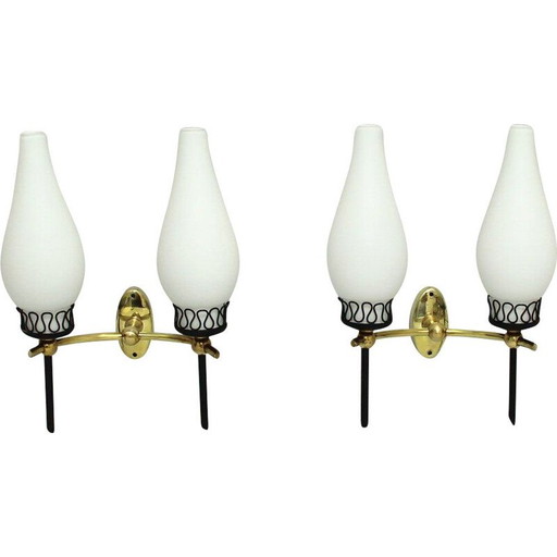 Par de apliques vintage de latón y cristal opalino, Italia 1950