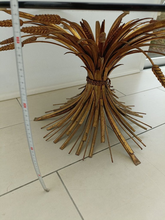 Image 1 of Hollywood Regency Coco Chanel 'Sheaf of wheat' salontafel, verguld messing en glazen blad, H 46 - ø 80 cm. Huis Jansen
