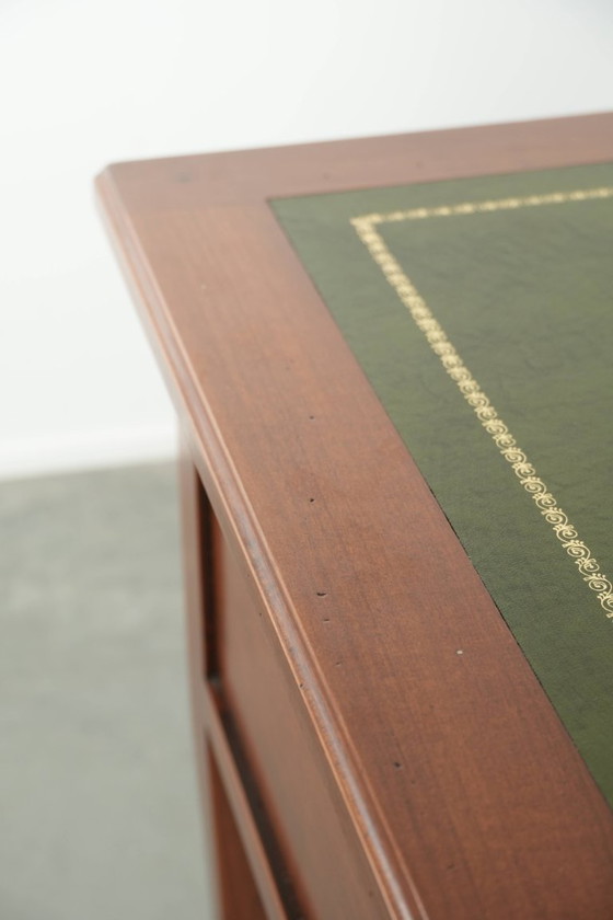 Sierlijk bureau in Engelse stijl met een groen leren blad met prachtige goudkleurige details en vijf lades (photo 11 of 14)