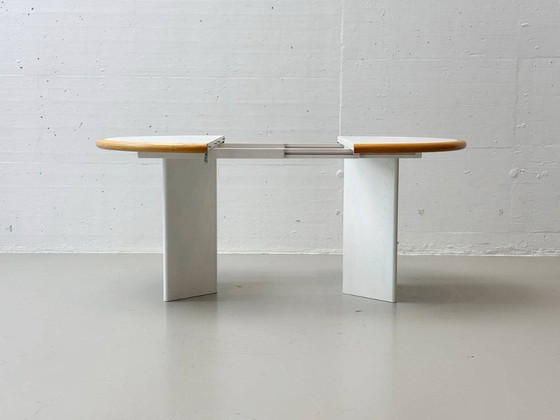 Image 1 of Tavolo da pranzo rotondo bianco, allungabile in legno massiccio