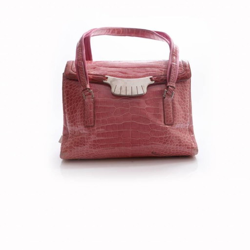 Borsa a tracolla Prada in pelle di coccodrillo rosa con dettagli in metallo argentato.