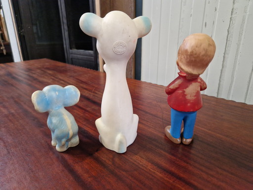 Antichi giocattoli da bagno con statuette squittenti