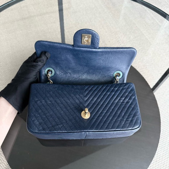 Image 1 of Chanel Seasonal Flap Small - 23CM Surpique CC Herringbone Medallion Flap Chevron Donkerblauw Goudkleurige hardware Serie 21