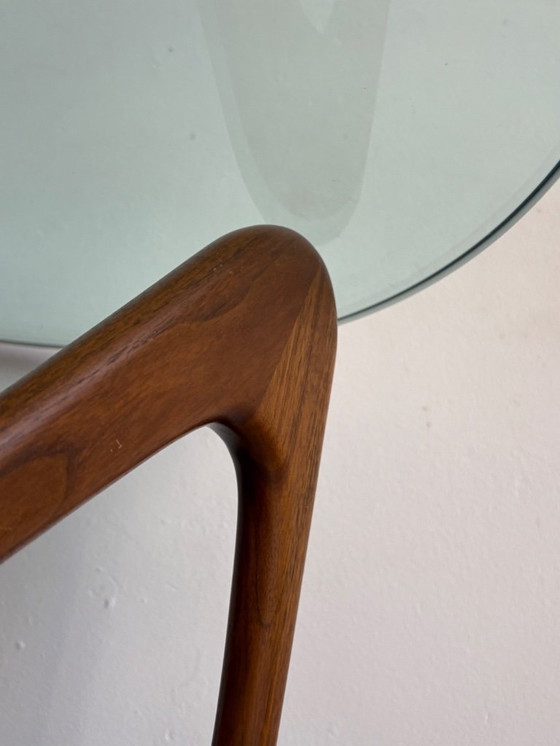 Image 1 of Tavolo rotondo in vetro e noce del Medioevo, California, anni 2000