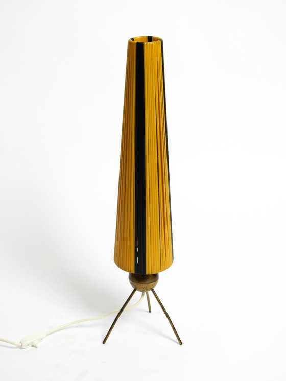 Image 1 of Seltene schöne Mid-Century Modern Tripod Messing Tischlampe mit Wrapped Nylon Strip Lampenschirm