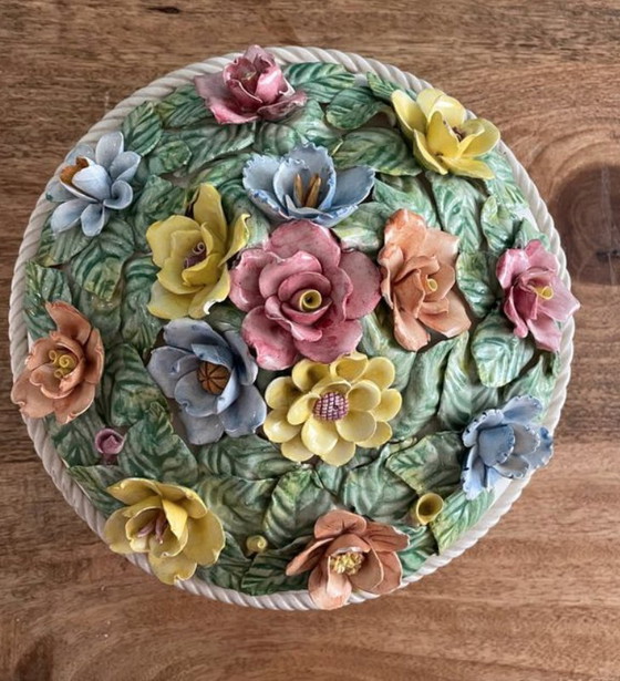 Image 1 of Caja de dulces con flores en relieve