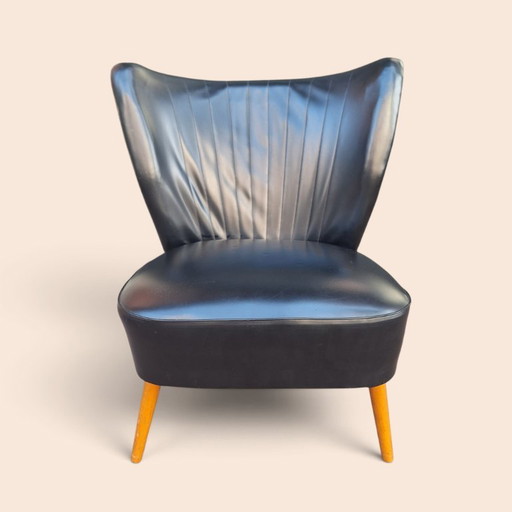 Fauteuil vintage en similicuir noir avec pieds en bois