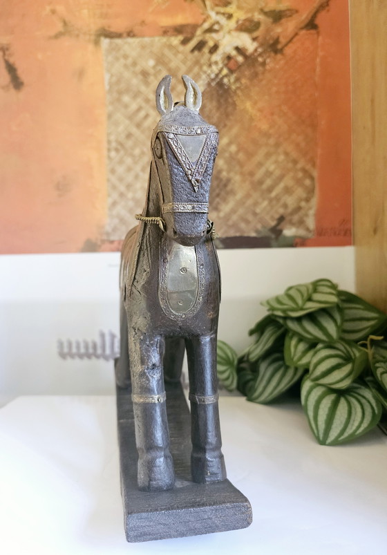 Image 1 of Statuetta vintage a forma di cavallo a dondolo in legno con decorazioni in ottone