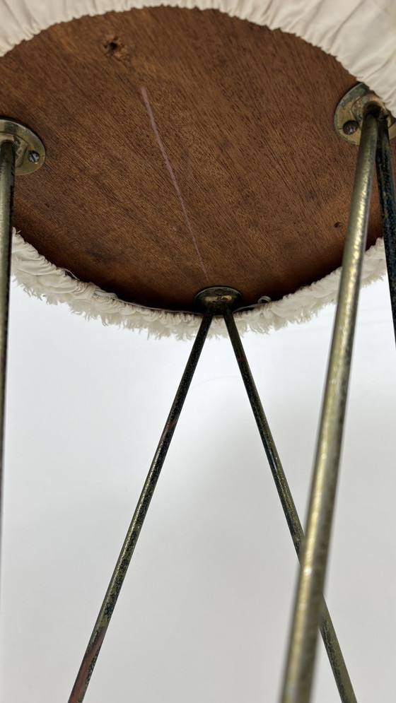 Image 1 of Tabouret vintage sur pieds en épingle à cheveux et fourrure blanche moelleuse
