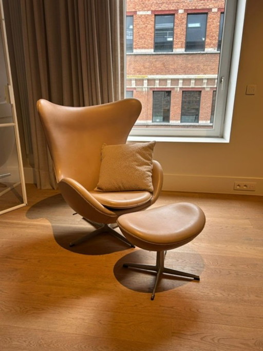 Fauteuil Egg de Fritz Hansen avec repose-pieds inclus
