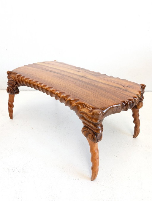 Handgeschnitzter Skulpturaler Suar Holz Couchtisch 1960er Jahre