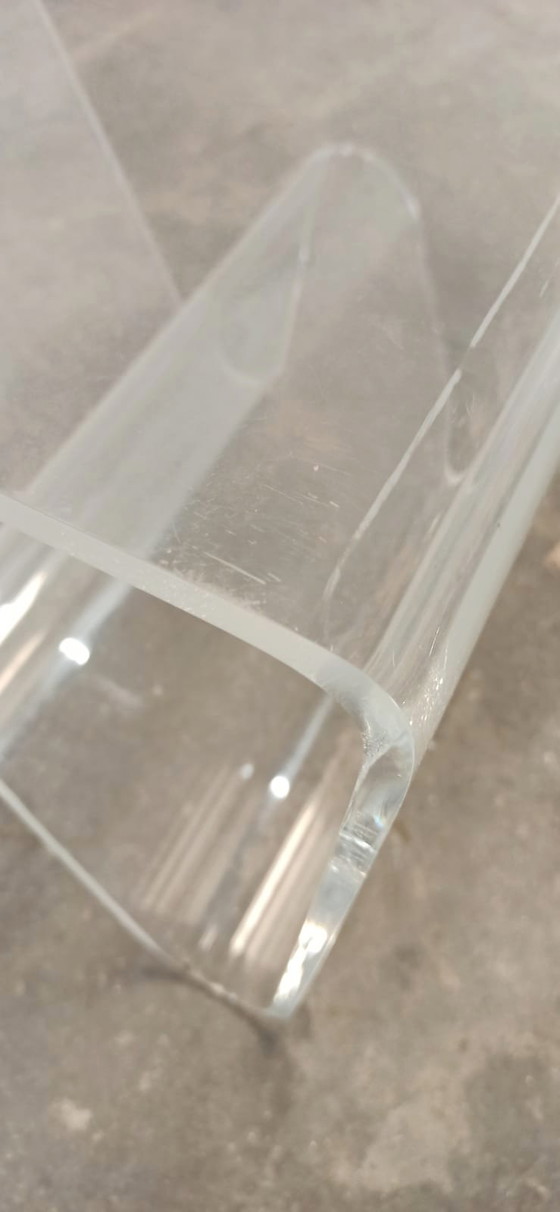 Image 1 of Table d'appoint vintage en plexiglas avec porte-revues