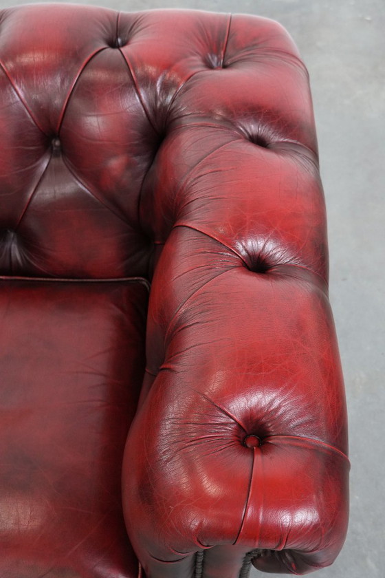 Image 1 of Chesterfield-Club-Sessel aus rotem englischem Rindsleder mit Ziernieten