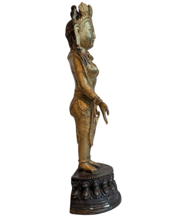 Antike tibetische Bronzefigur des stehenden Avalokiteshvara – 102 – Bildhauerei, Gold (photo 3 of 11)
