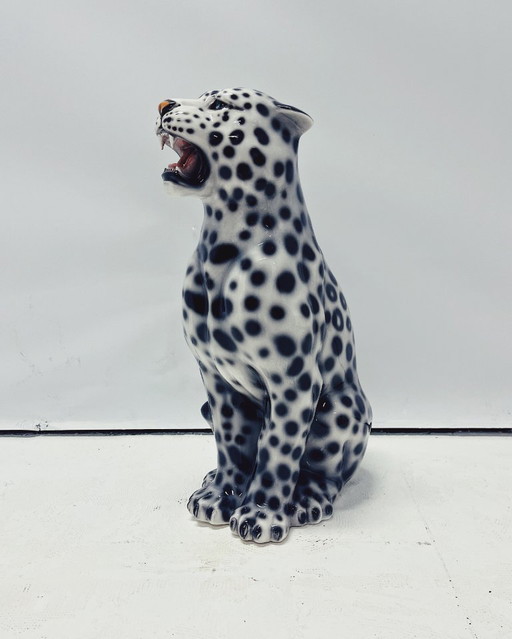 Estatua de leopardo de cerámica
