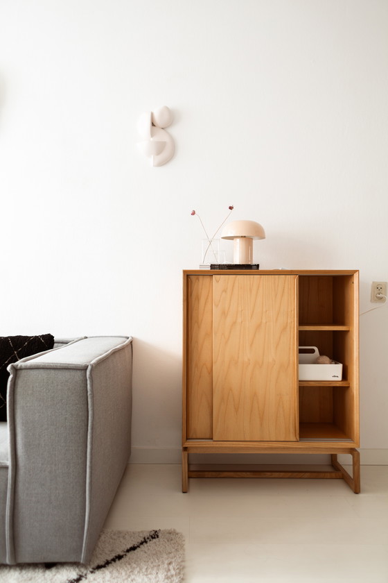 Image 1 of Mobile con ante scorrevoli dal design scandinavo