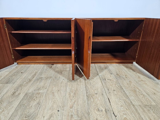 Image 1 of Icono del diseño, cómoda de teca, estilo moderno de mediados de siglo, década de 1960.