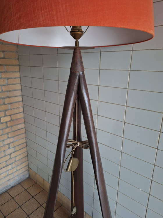 Image 1 of Wunderschöne Holzstativlampe mit orangefarbenem Schirm