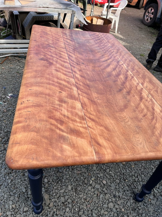 Tavolo da pranzo su misura in stile rustico per 6 persone con piano in acero riccio massiccio e gambe tornite (foto 2 di 6)