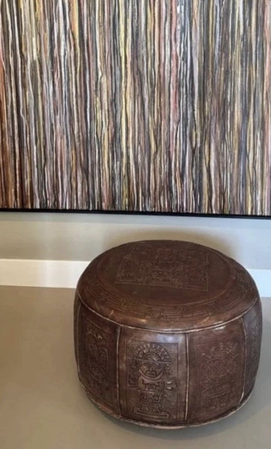 Image 1 of Pouf ethnique vintage en cuir de harnais avec relief inspiré de l'époque maya