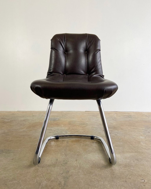 Silla vintage con estructura tubular, diseño de los años 70.