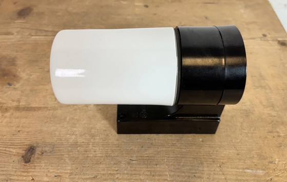 Image 1 of Industriële bruine bakelieten wandlamp met melkglas, jaren 60