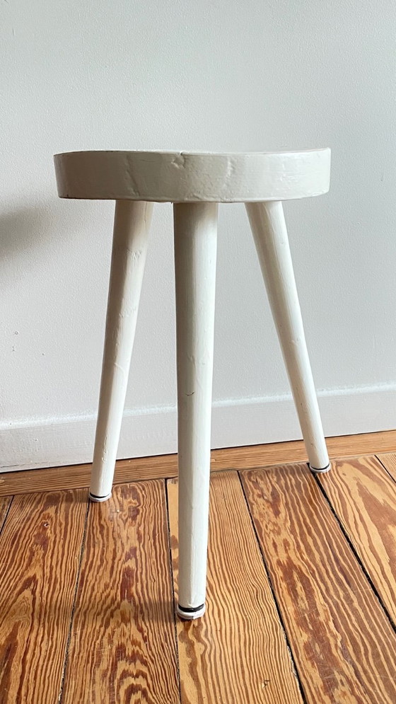 Image 1 of Tabouret tripode bois blanc vintage