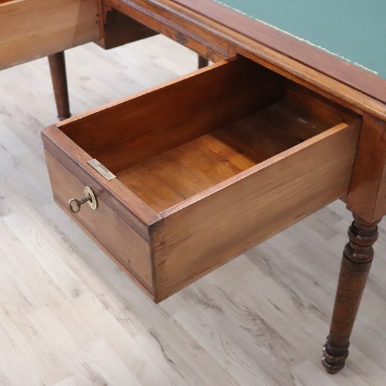 Image 1 of Antiek bureau van walnotenhout, Italië, midden 19e eeuw, gerestaureerd.