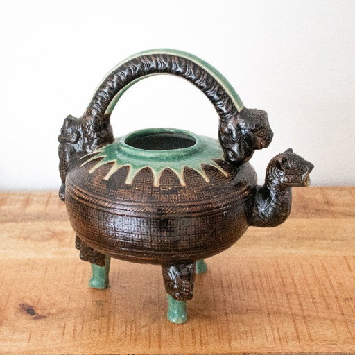 Teiera vietnamita vintage Bien Hoa, decorata con figure mitologiche.