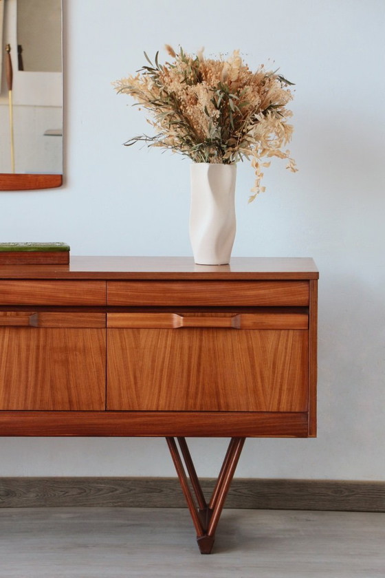 Image 1 of Elliotts of Newbury Low Dressoir: een icoon van mid-century design in teakhout