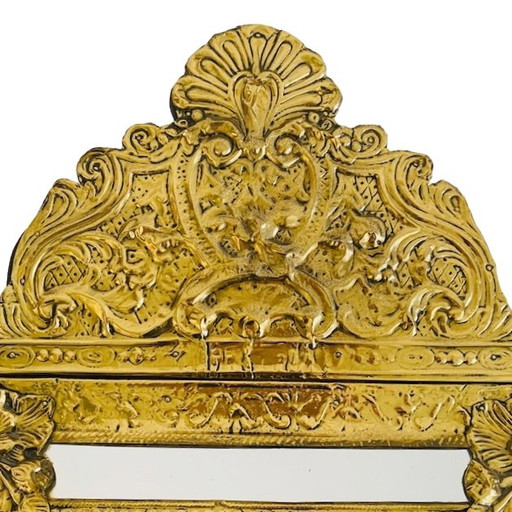 Miroir hollandais ancien à coussin repoussé relief laiton