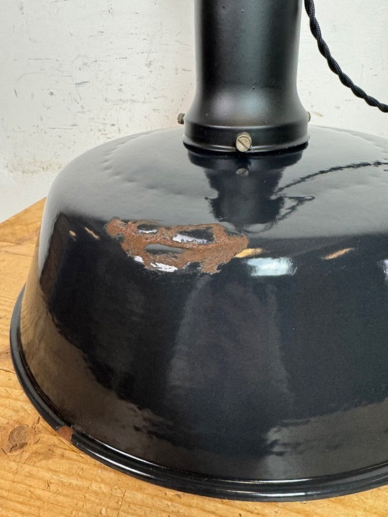 Image 1 of Industriële zwarte emaille fabriekslamp met porseleinen bovenkant, jaren 50