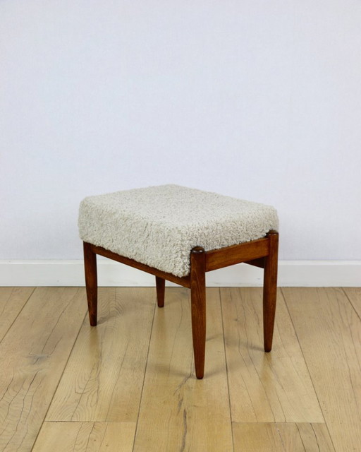 Taburete Edmund Homa, asiento de bouclé color crema marfil beige, piel de cordero de pelo largo. Similares.