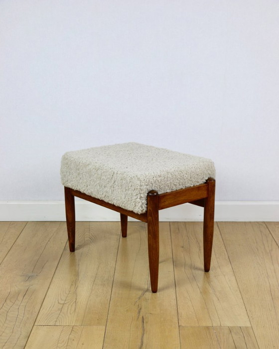 Image 1 of Edmund Homa Hocker, Sitzfläche aus cremefarbenem, elfenbeinfarbenem Bouclé-Leder, langer Lammfellflor. Ähnliche Modelle.