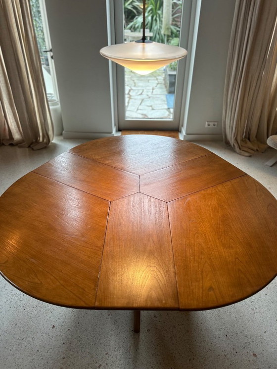 Image 1 of Beautiful round extendable table
