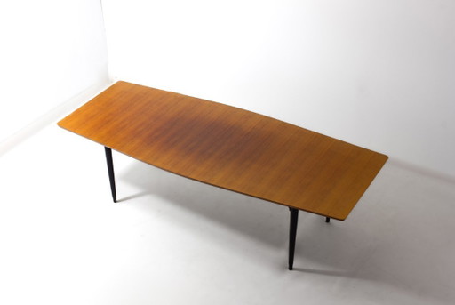 Ronde eettafel uit het midden van de vorige eeuw, jaren 60.