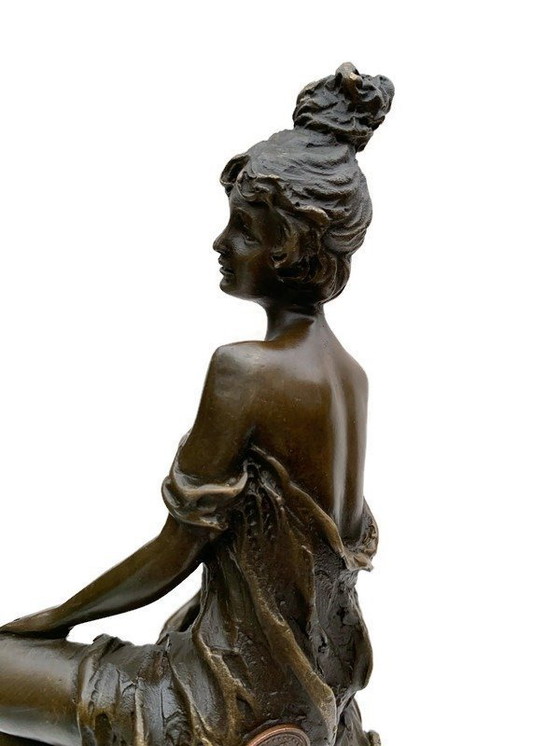 Image 1 of Statue en bronze Dame élégante sur tabouret