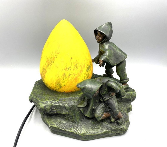 Image 1 of Art Deco stijl tafellamp met kinderen – sculpturale lamp met geel glas ca. 1970–1980 Copy van A. Moreau - Kunsthars