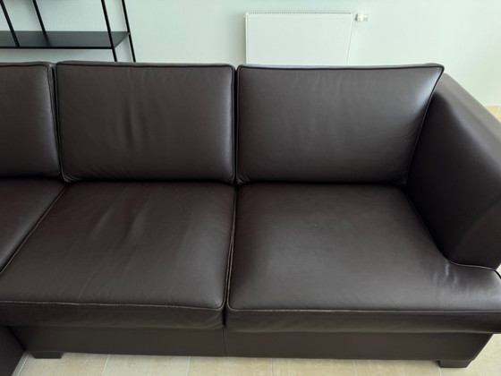 Image 1 of Banquettes en cuir, dont une avec méridienne.