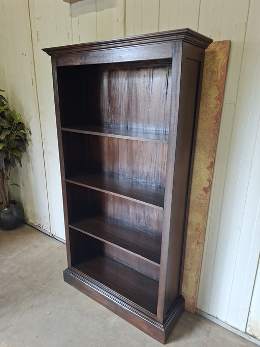 Dimensiones de la librería colonial de teca: 98 x 34 cm y 180 cm de alto.