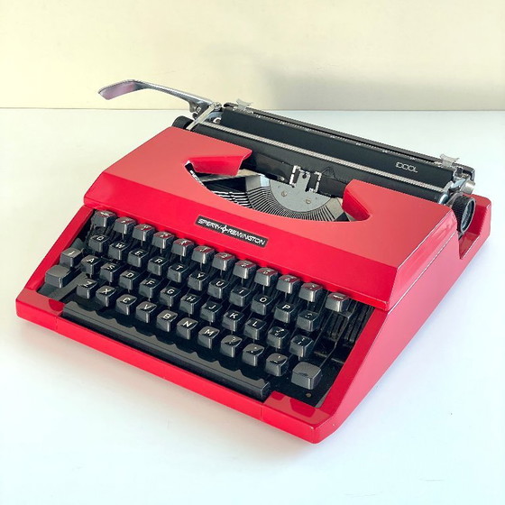 Image 1 of Machine à écrire vintage Sperry Remington Idol rouge années 1980, style rétro