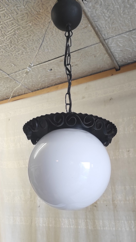 Lampada a sospensione a lanterna in metallo con globo in vetro opalino di Delmas (Francia) - Metà del XX (photo 6 of 9)