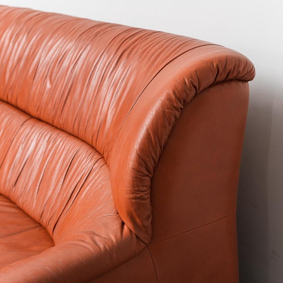 Image 1 of DIVANO VINTAGE A 3 POSTI IN PELLE DESIGN ANNI ’70 MODERNARIATO
