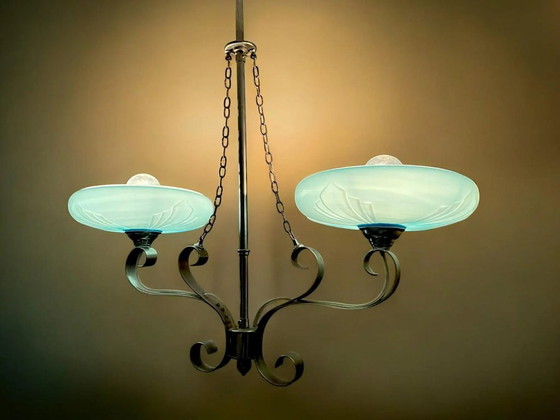 Image 1 of Grote Art Deco kroonluchter met opaalglazen kappen en indirecte verlichting.