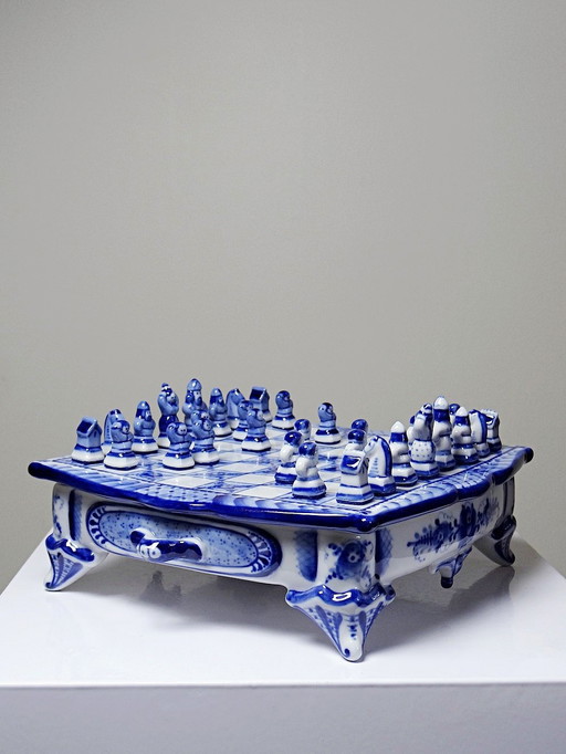 Rare et Unique Échiquier de Voyage en Porcelaine de Gzhel Signé Yuri Garanin