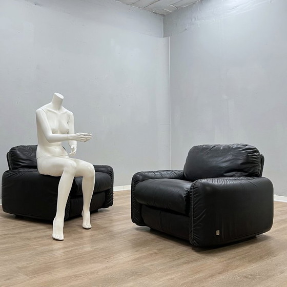 Coppia Poltrone Lounge Busnelli Piumotto in Pelle Nera Anni '70 Italiane – Leather (photo 3 of 12)